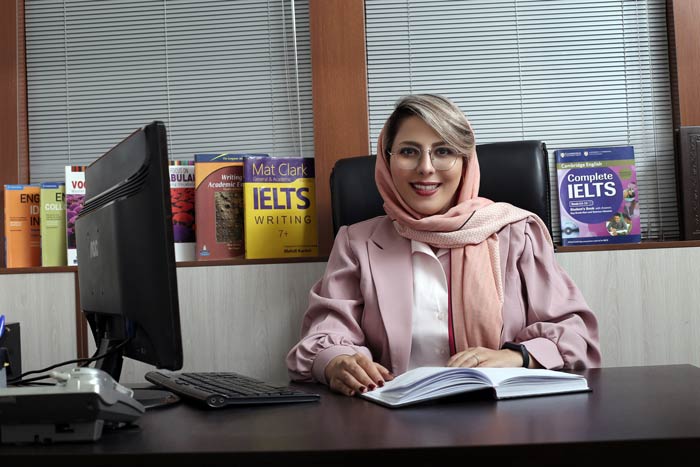 تصویر مدرس زبان به همراه کتاب های آیلتس